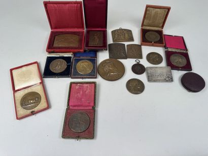 Lot de médailles en bronze et bronze argent...