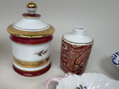 Lot en faïence et porcelaine polychrome et...