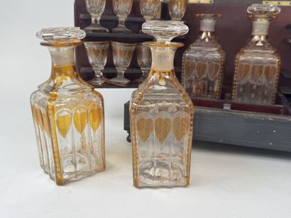 Cave à liqueur Napoléon III en bois et marqueterie...
