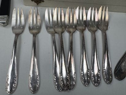 Partie de ménagère en métal argenté à décor...