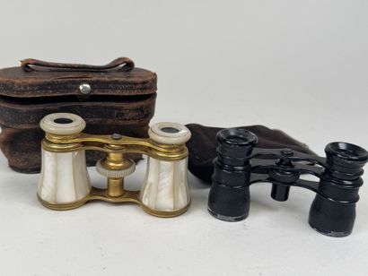 Deux paires de jumelles de théâtre en métal...