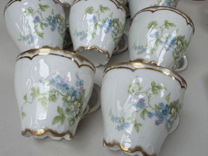 Lot en faïence et porcelaine polychrome et...