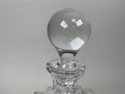 Carafe à décanter en verre moulé et pressé.
H....