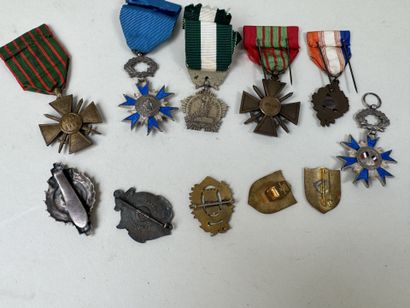Lot de 11 médailles militaires et civils...