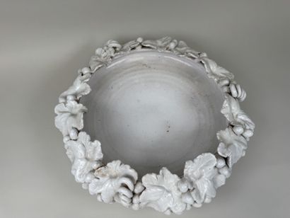 Grande coupe circulaire en céramique blanche...