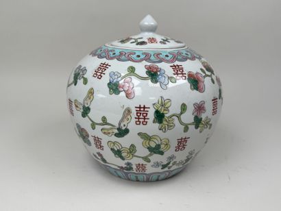 CHINE, XXe.
Pot couvert en porcelaine polychrome...