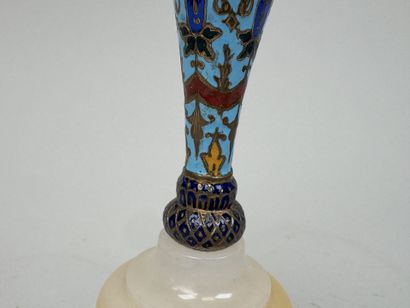 Petit vase soliflore en albâtre et bronze,...