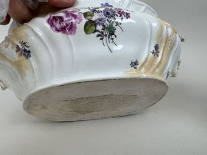 Lot en porcelaine et faïence polychrome et...