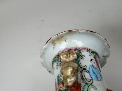 CHINE, CANTON, XXe.
Deux vases en porcelaine...