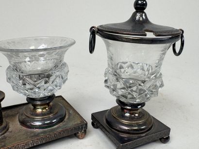 Lot en métal argenté et cristal taillé comprenant:
-...