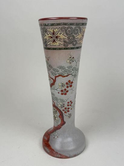 Vase en verre à décor émaillé et polychrome...