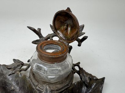 Petit encrier de bureau en régule sculpté...