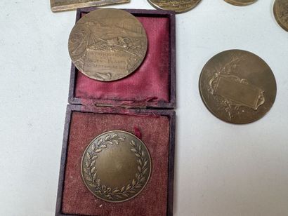 Lot de médailles en bronze dont :
- Pierre-Victor...