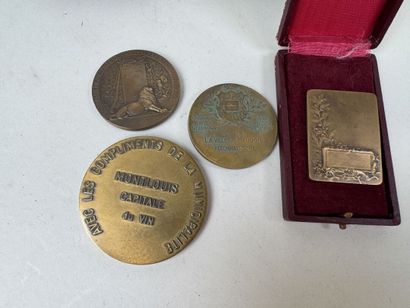 Lot de médailles en bronze dont :
- Pierre-Victor...
