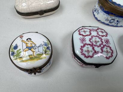 Collection de 10 petites boites ou piluliers...