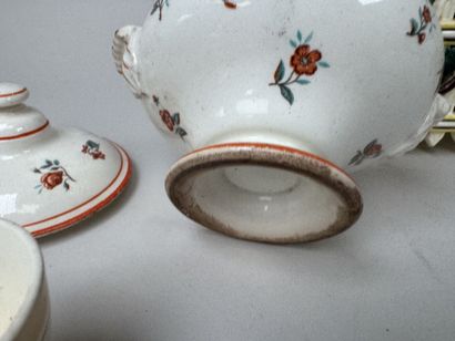 LANGEAIS.
6 pièces en faïence crème et polychrome...