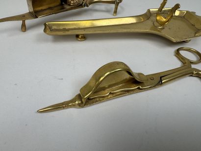 Deux mouchettes en bronze ou laiton, l'une...