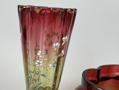 Paire de vases et jardinière en verre coloré...