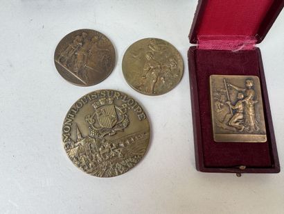 Lot de médailles en bronze dont :
- Pierre-Victor...