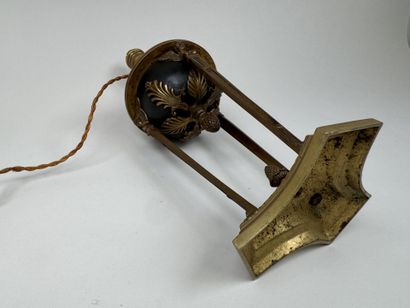 Pied de lampe en bronze doré, ciselé et patiné,...