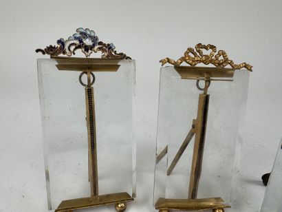 Trois cadres porte-photos en verres biseautés...