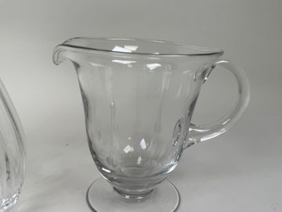 Carafe et broc à eau en verre moulé et pressé.
H....