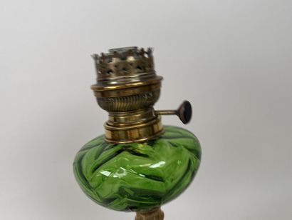 Lampe à pétrole en faïence polychrome et...
