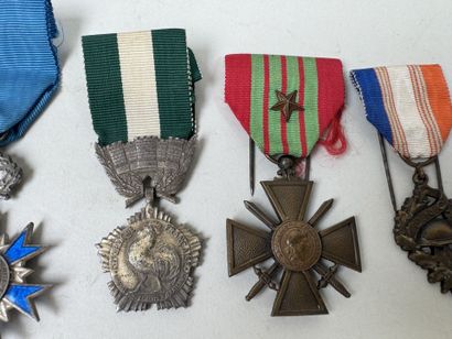 Lot de 11 médailles militaires et civils...