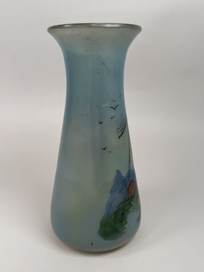Vase en verre coloré à décor peint d'un paysage...