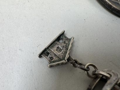 lot en argent comprenant:
- un bracelet avec...