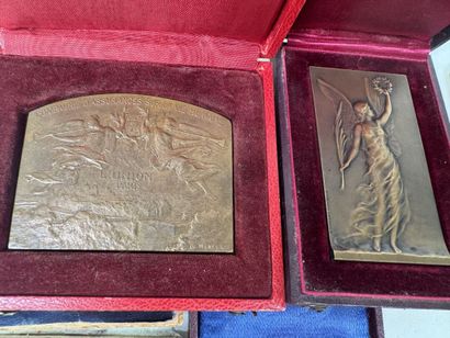 Lot de médailles en bronze et bronze argent...