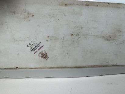 Lot en porcelaine et faïence polychrome comprenant...