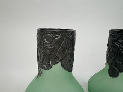 Paire de petits vases en verre coloré vert,...