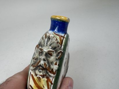 Lot en faïence et porcelaine polychrome comprenant...