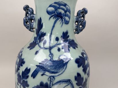 CHINE, XXe.
Grand vase balustre en porcelaine...