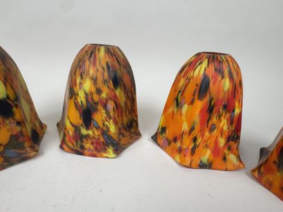 Ensemble de sept tulipes en verre marmoréen...