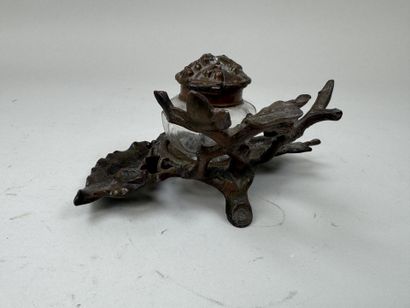 Petit encrier de bureau en régule sculpté...
