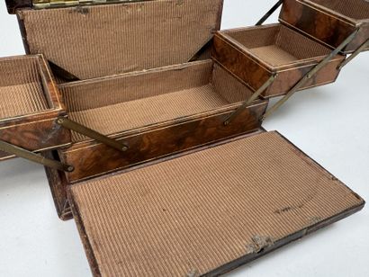 Petit coffret gainé de cuir et estampé à...