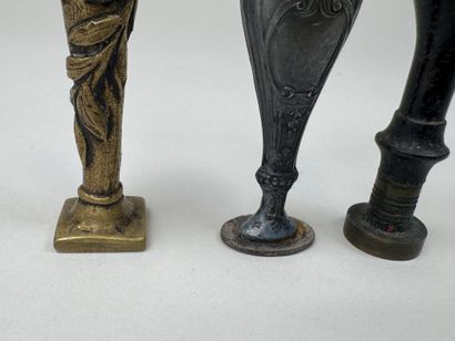 Trois sceaux à cacheter en bronze, métal...