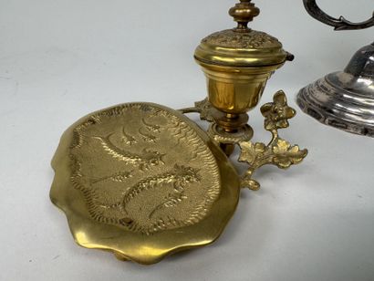 VIETNAM, XXe.
Encrier de bureau en bronze...