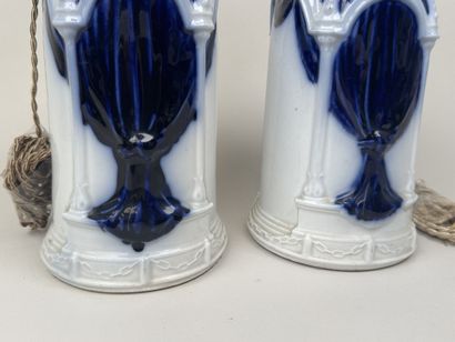 Paire de pieds de lampe en porcelaine bleu...