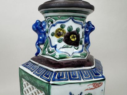 JAPON, XXe.
Vase en porcelaine ajourée et...