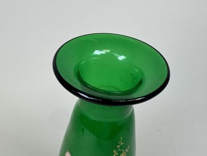 Vase en verre coloré vert à décor émaillé...
