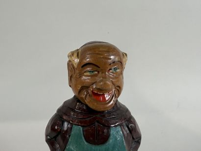 Personnage en bois sculpté et peint. Équipé...