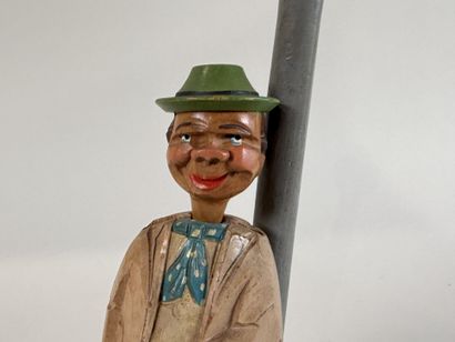 ANRI.
Personnage caricatural appuyé sur un...