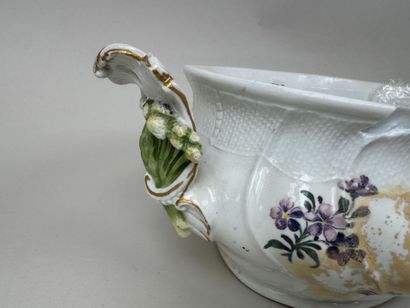 Lot en porcelaine et faïence polychrome et...
