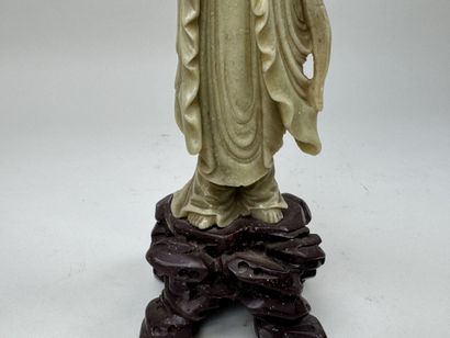 CHINE, XXe.
Personnage aux instruments.
Sujet...