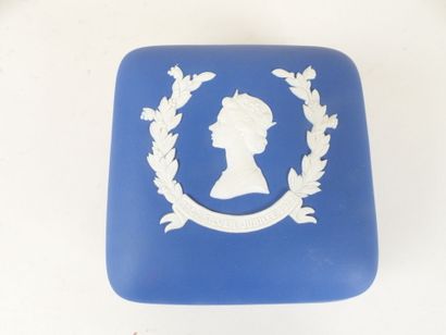 WEDGWOOD.
Lot de trois pièces en porcelaine...