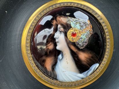 École, XXe.
Femme à la coiffe.
Miniature...