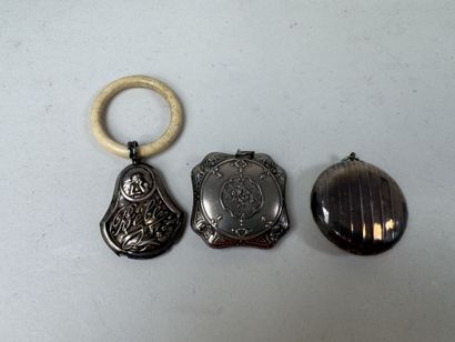 Deux poudriers et un hochet d'enfant en argent...